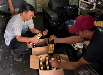 Polresta Cirebon Sita Ratusan Botol Miras Hasil Operasi Cipkon Jelang HUT ke-80 RI