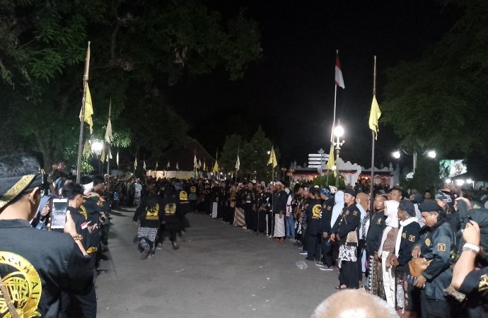 Panjang Jimat Meriahkan Maulid Nabi Muhammad SAW di Keraton Kasepuhan