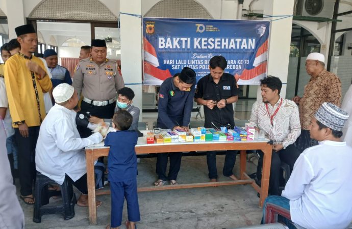 Hari Lalu Lintas Bhayangkara ke-70, Polresta Cirebon Gelar Bakso Kes di Masjid Abu Hurairah