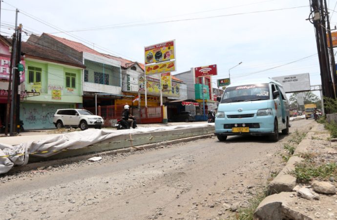 Komisi II DPRD Kota Cirebon Tinjau Progres Betonisasi Jalan Ciremai Raya