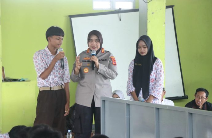 Polresta Cirebon Gelar Police Goes to School di SMK Manbaul Ulum