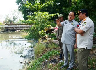 Rencana Normalisasi Sungai Sukalila, Ketua DPRD Tinjau Pengambilan Sampel Sedimentasi