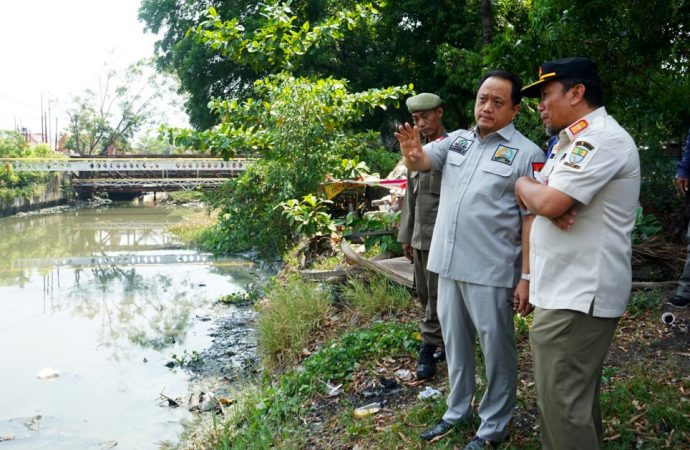 Rencana Normalisasi Sungai Sukalila, Ketua DPRD Tinjau Pengambilan Sampel Sedimentasi
