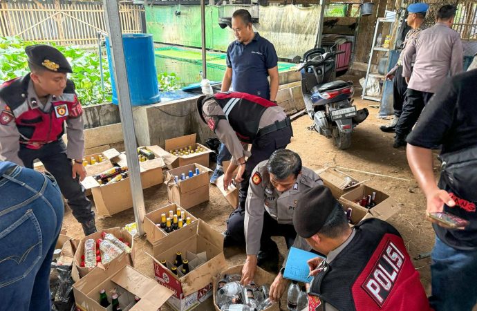 Polresta Cirebon Gerebek Penyimpanan Miras di Kecamatan Sumber
