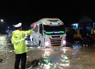 Polresta Cirebon Kendalikan Alur Pantura,  Bantu Pengendara Saat Banjir di Kanci Kulon 