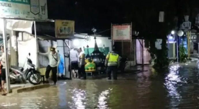 Polres Cirebon Kota Respons Cepat Tangani Dampak Hujan dan Genangan Air