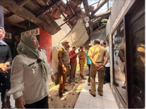 Rumah Warga di Pegambiran Ambruk, Wakil Walikota Pastikan Bantuan Terealisasi