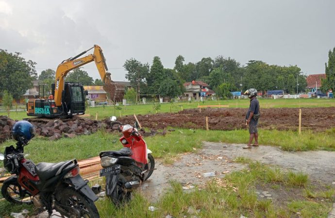 Kontroversi Pembangunan Gedung KDMP di Lapangan Sepak Bola Sutawangi