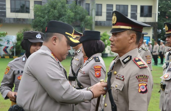 Gelar Sertijab di Mapolresta Cirebon, Kapolresta Ucap Terimakasih ke Kabag SDM