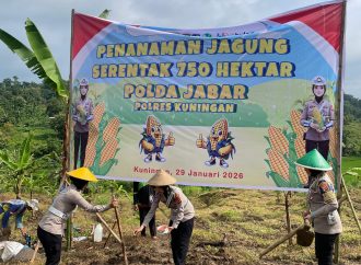 Tak Hanya Atur Lalu Lintas, Polantas Polres Kuningan Turun ke Sawah Tanam Jagung