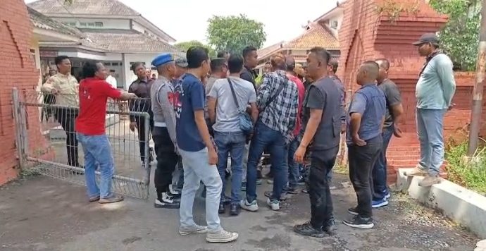 Unras Buruh Pabrik Gula Rajawali Dilarang Diliput, Berujung Ribut Wartawan dan Oknum TNI 