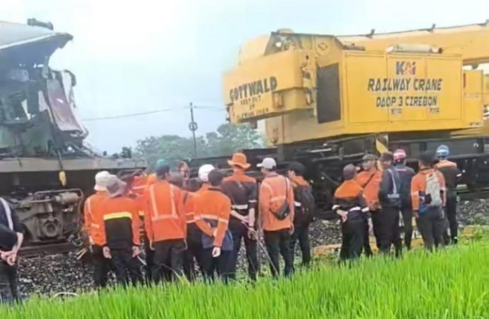 Perlintasan Tanpa Palang,  Telan  Korban Truk Air Dirabrak KA Menoreh