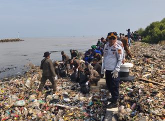 Forkopimda Turun Tangan Bersihkan Muara Gebang dari Tumpukan Sampah