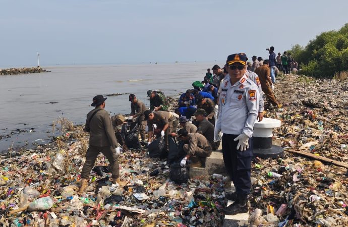 Forkopimda Turun Tangan Bersihkan Muara Gebang dari Tumpukan Sampah