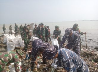 Lanal Cirebon Sinergi Bersama Forkopimda dalam Gerakan Indonesia Asri di Pantai Baro