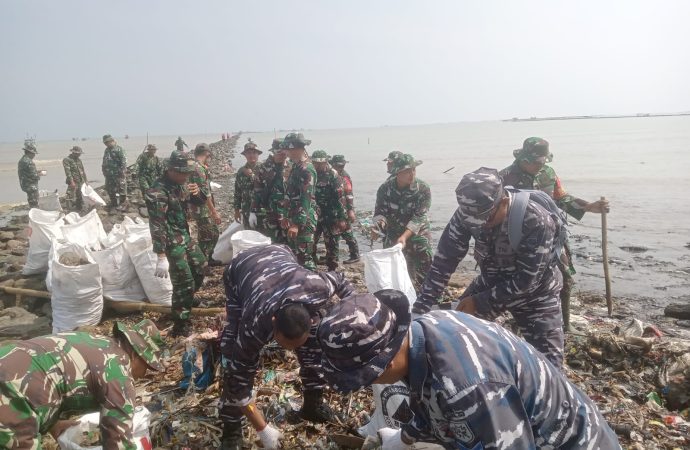 Lanal Cirebon Sinergi Bersama Forkopimda dalam Gerakan Indonesia Asri di Pantai Baro