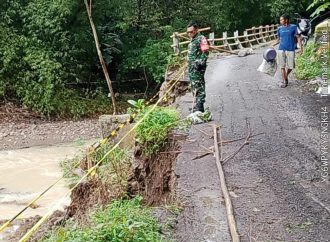 Serda Hendri Gunawan Babinsa Argasunya Tinjau Lokasi Tanah Longsor di Lebakngok