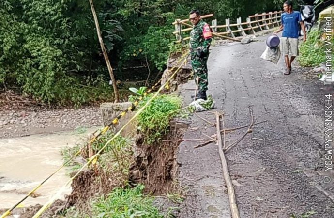 Serda Hendri Gunawan Babinsa Argasunya Tinjau Lokasi Tanah Longsor di Lebakngok