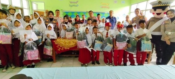 Momen Haru Kapolres Kuningan di SDN 3 Sukadana : Sekolah Kecil, Semangat Besar