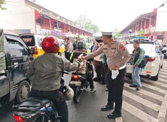 Satlantas Polres Kuningan Bagikan Takjil di Jalan Siliwangi