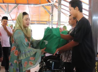 Bupati Paramitha Salurkan Sembako dan Alat Bantu bagi 72 Penerima Guna Kuatkan Kemandirian