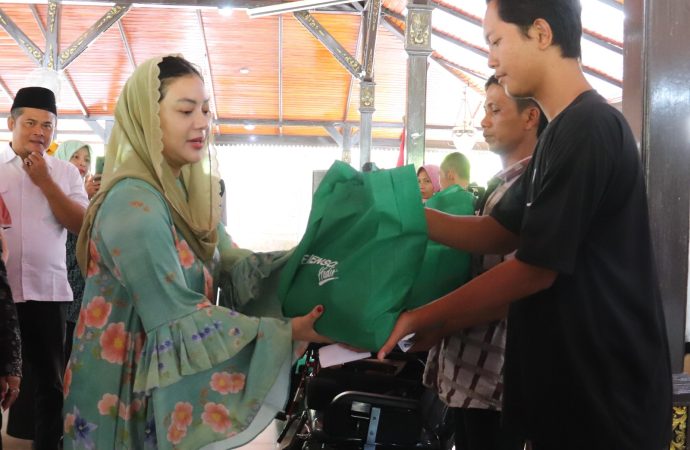 Bupati Paramitha Salurkan Sembako dan Alat Bantu bagi 72 Penerima Guna Kuatkan Kemandirian