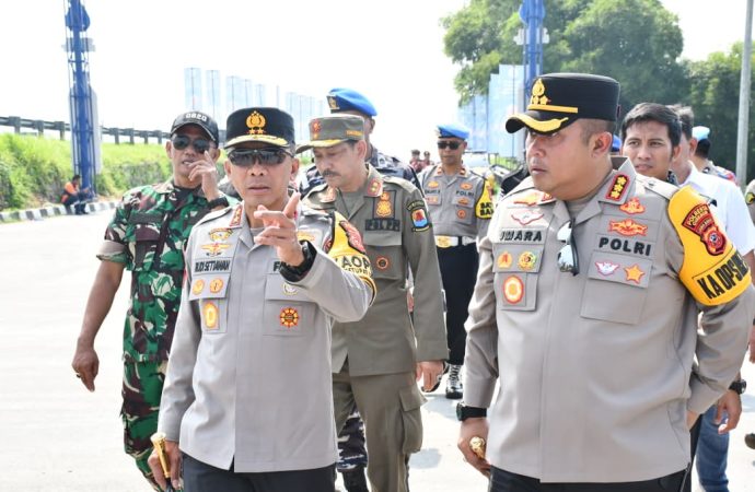 Kapolda Jabar Didampingi Kapolresta Cirebon, Cek Pos Pelayanan 228A Guna Siaga Ops Ket Lodaya