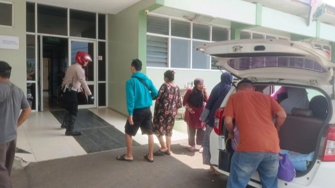 Aksi Sigap Anggota Satlantas Polres Kuningan, Urai Macet Bantu Ibu Hendak Melahirkan