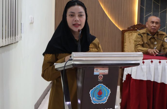 Bupati Paramitha Serahkan SK Pensiun 37 ASN di Moment Lebaran