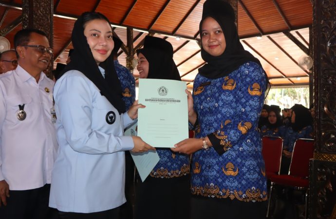Ingatkan Pentingnya Pelayanan Publik  Berkualitas, Bupati Paramitha Lantik 156 ASN