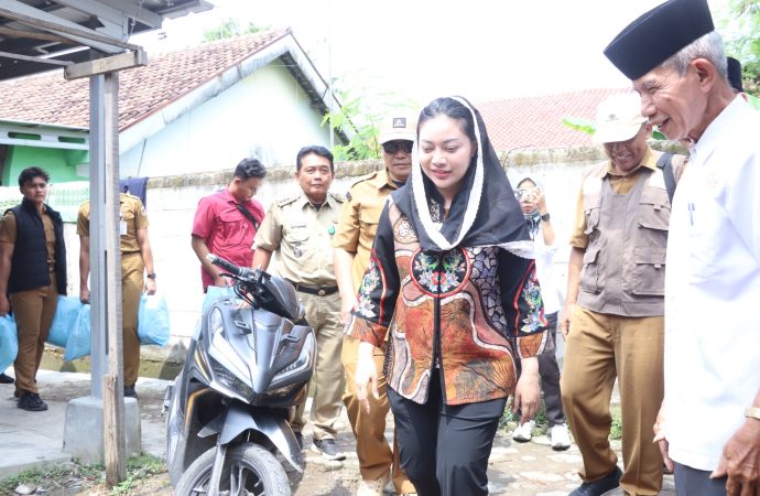 Terima Bantuan RTLH, Rodiyah Warga Brebes Menangis Haru