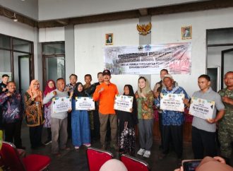 Warga Sridadi Haru  Terima Bantuan Bencana dari Bupati Brebes