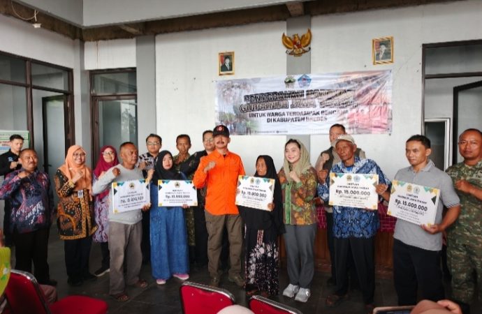 Warga Sridadi Haru  Terima Bantuan Bencana dari Bupati Brebes