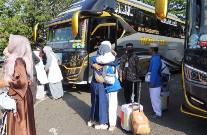 Ratusan Jemaah Haji Kloter 6 Brebes Pulang Disambut Tangis Haru