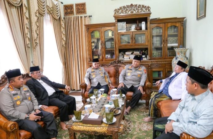 Wakapolda Jabar Kunjungi Ponpes Kempek, Didampingi Kapolresta Cirebon