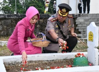 Peringati  Hari Bhayangkara, Polresta Cirebon Tabur Bunga di TMP Cakrabuana