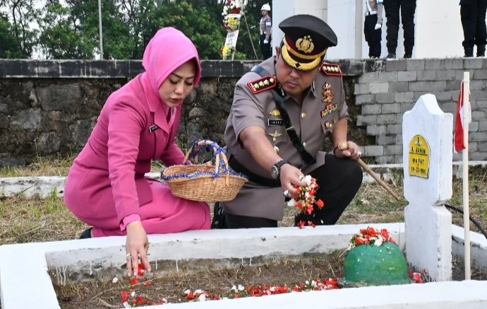 Peringati  Hari Bhayangkara, Polresta Cirebon Tabur Bunga di TMP Cakrabuana