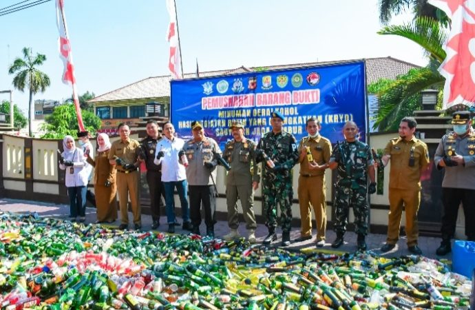 Polresta Cirebon Musnahkan Belasan Ribu Botol Miras dan Ribuan Knalpot Brong