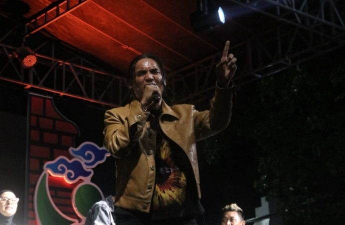 Gebyar Konser Hari Jadi Cirebon ke-599, Charly Van Houten Bakar Semangat Ribuan Penonton