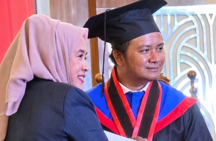 Ketua PWI Kota Cirebon Lulus Cumlaude dan Jadi Lulusan Terbaik Undip
