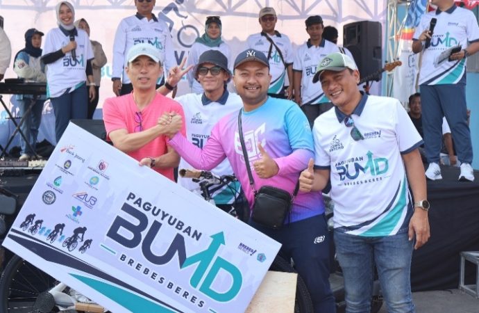 Semarak HUT RI ke-81, BUMD Brebes Gowes Bareng dan Bagi Sembako