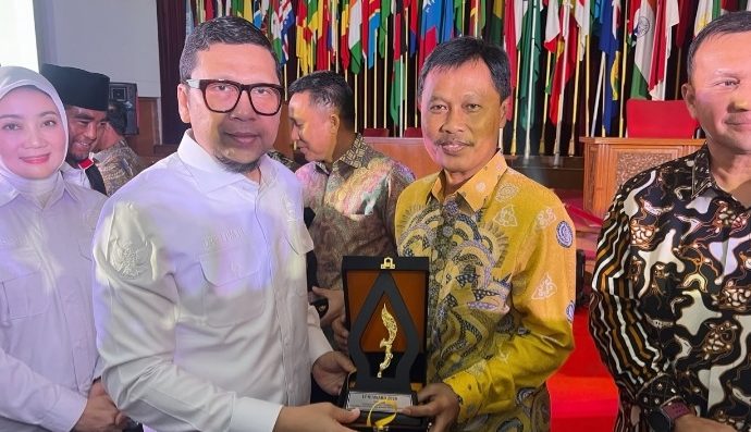 Komitmen Pemberdayaan Warga, Walikota Cirebon Raih LPM Award 2026
