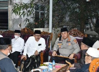 Duka Mendalam, Kapolresta Cirebon Takziyah ke KH Hasanuddin Kriyani
