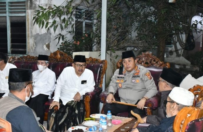 Duka Mendalam, Kapolresta Cirebon Takziyah ke KH Hasanuddin Kriyani