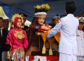 Bupati Brebes Kenakan Adat Papua, Teguhkan Pesan Persatuan di HUT ke-81 RI