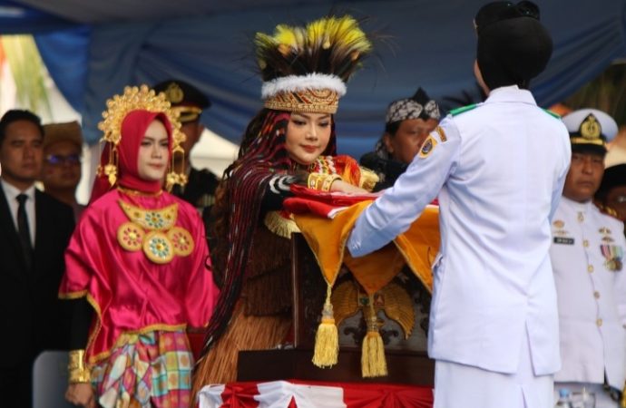 Bupati Brebes Kenakan Adat Papua, Teguhkan Pesan Persatuan  di HUT ke-81 RI