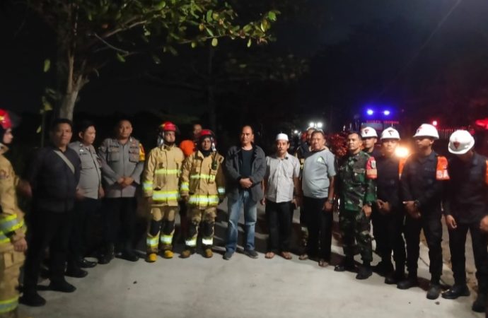 Kebakaran Lahan Kedawung Ditangani Sigap Polisi, Brimob dan Damkar
