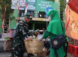 Sinergi Kuat! TNI dan Warga Gotong Royong Bersihkan Pasar Kodim