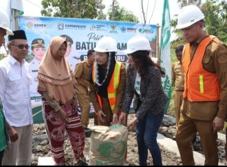 Peletakan Batu Pertama Rumah Ibu Rasti, Semoga Lebih Nyaman