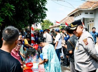 Polresta Cirebon Salurkan 6.000 Liter  Bersih Air ke Desa Slangit
